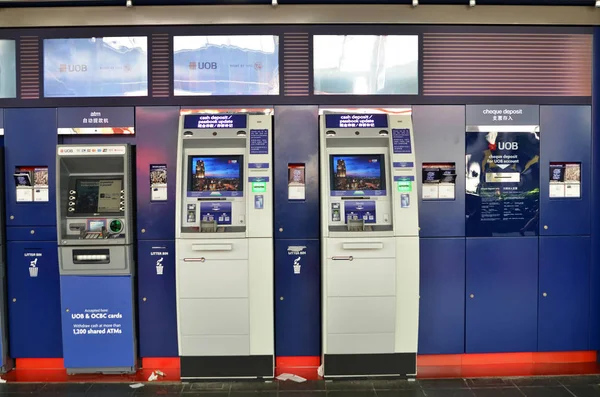 Caixa eletrônico do United Overseas Bank em Cingapura — Fotografia de Stock