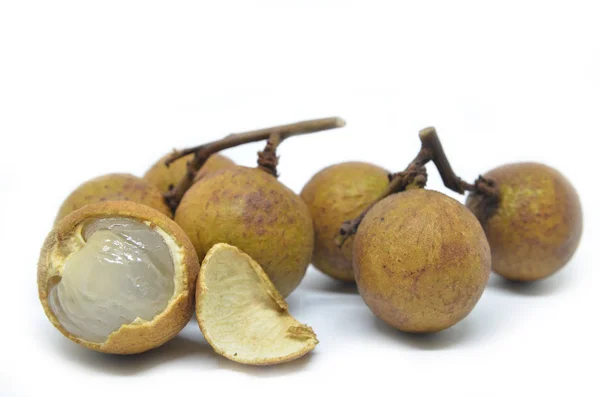 Longan pada latar belakang putih — Stok Foto