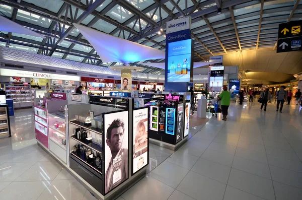 Nakupování na letiště Suvarnabhumi v Bangkoku — Stock fotografie