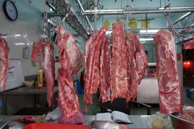 Penang, Malezya yerel ıslak pazarda asılı et