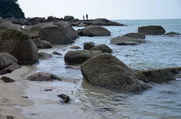 身份不明的旅游享受在峇都丁宜海滩 — 图库照片