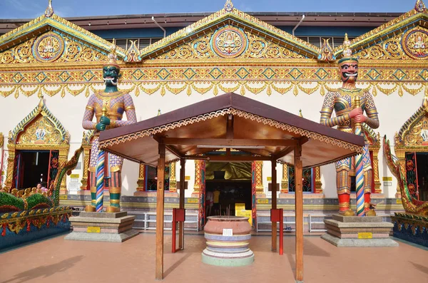 Estatua de pie fuera de Wat Chayamangkalaram situado en Penang — Foto de Stock