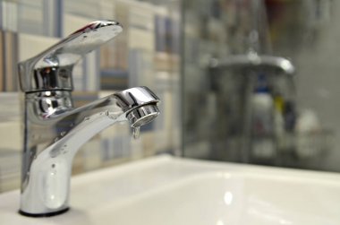 Banyo musluk su sızıntı damlaları