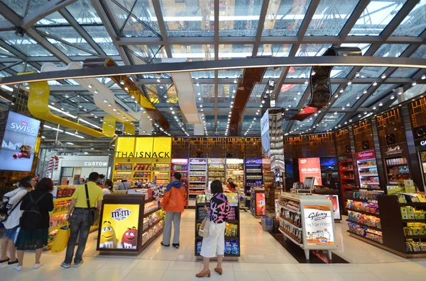 Boutique hors taxes à l'aéroport de Suvarnabhumi, Bangkok — Photo