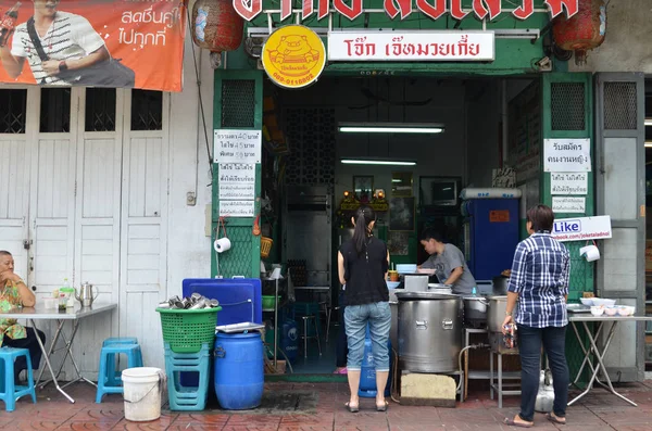 Rua no distrito de Chinatown, Bangkok — Fotografia de Stock