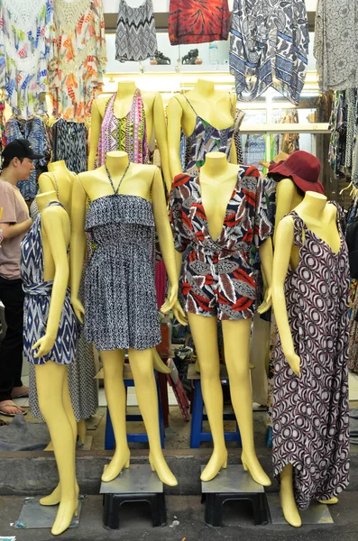 Продажа одежды на рынке Chatuchak в выходные дни — стоковое фото