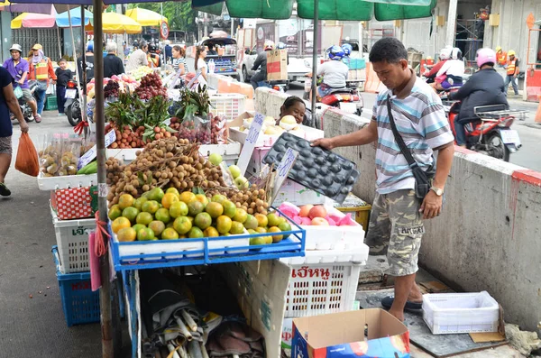 Venta de fruta fresca local en la calle en Bangkok — Foto de Stock