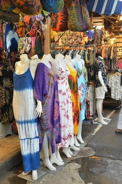 Roupas para venda no mercado de fim de semana Chatuchak — Fotografia de Stock