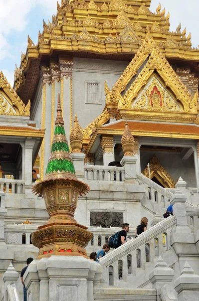 Toeristen bezoeken de Wat Traimit in Bangkok — Stockfoto