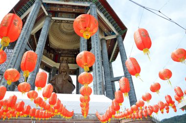 Guanyin ve kırmızı bir fener Çin Tapınağı Penang, Malezya