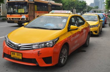 Taksi şoförü yolcu Bangkok için bekliyor