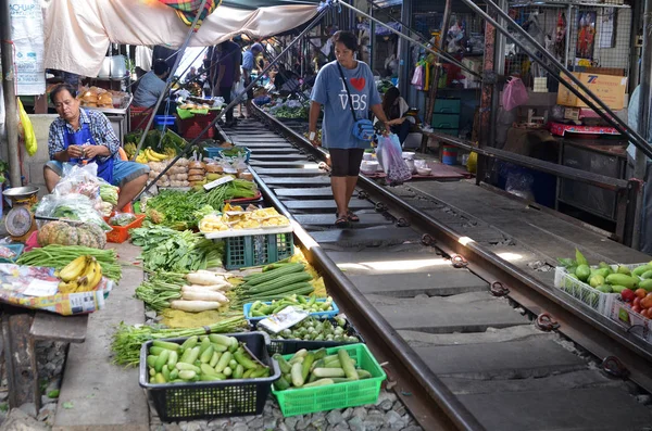 Verkopers verkopen voedsel op de Mae Klong spoorwegmarkt tracks — Stockfoto