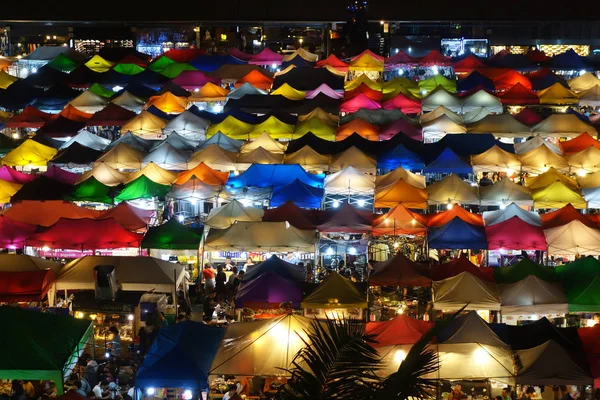 Mercado nocturno Talad Rod Fai, Bangkok — Foto de Stock