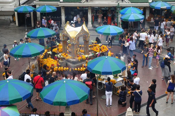 Turist Erawan tapınak Bangkok ziyaret — Stok fotoğraf