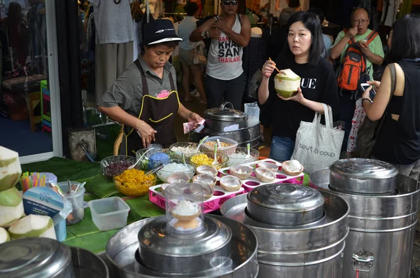 Venditore vende cibo di strada al mercato Chatuchak — Foto Stock