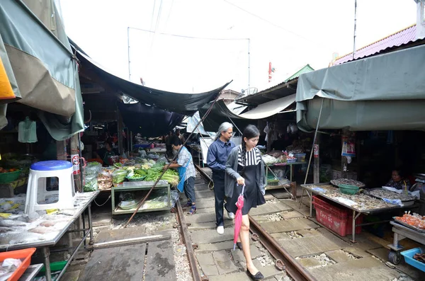 供应商以出售食品 Mae Klong 铁路轨道市场 — 图库照片