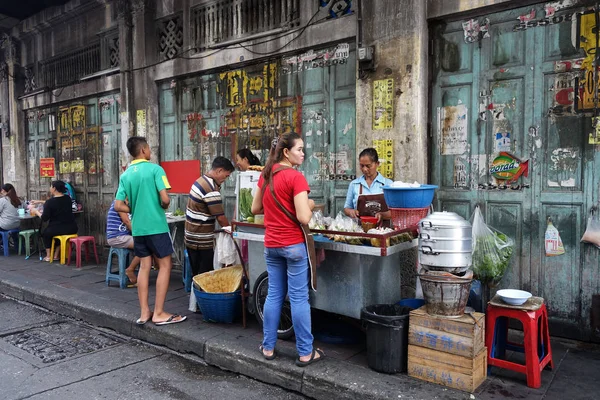 Frood de rua na estrada Yaowarat, Chinatown Bangkok — Fotografia de Stock