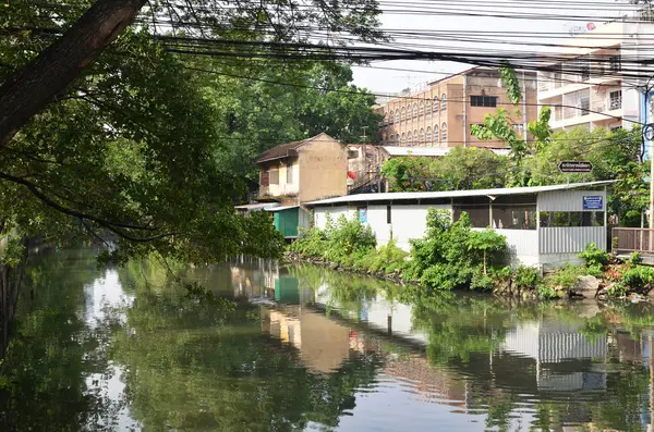 Casa pueblo en el lado del canal en Bangkok — Foto de Stock