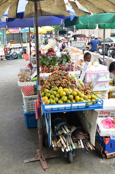 Sell of fresh local fruit on the street in Bangkok — Stock Photo, Image