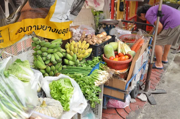 Vendor sells fresh local agricultural production — Stock Photo, Image