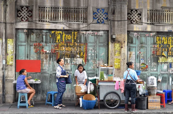 Rua no distrito de Chinatown, Bangkok — Fotografia de Stock