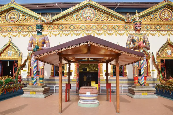 Άγαλμα στέκεται έξω Wat Chayamangkalaram βρίσκεται σε Penang — Φωτογραφία Αρχείου