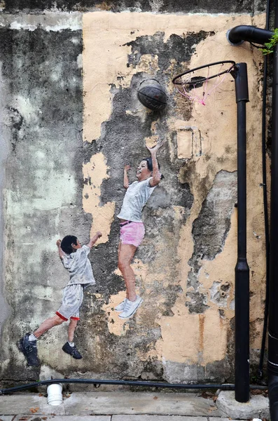 Rua Mural tittle 'Crianças jogando basquete' — Fotografia de Stock
