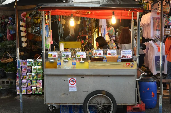 Постачальника продає вуличної їжі на Chatuchak ринку — стокове фото