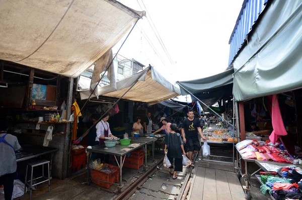 Mae Klong mercado de trenes, Tailandia — Foto de Stock