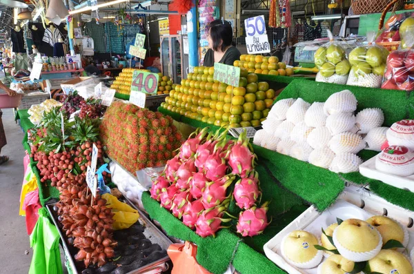 Nieznany sprzedawcy, który sprzedaje świeże lokalne owoce — Zdjęcie stockowe