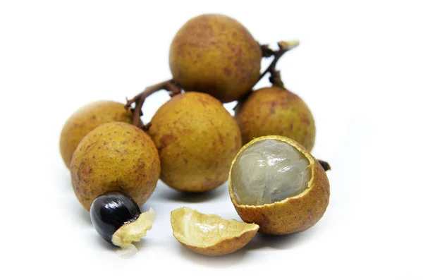 Longan pada latar belakang putih — Stok Foto