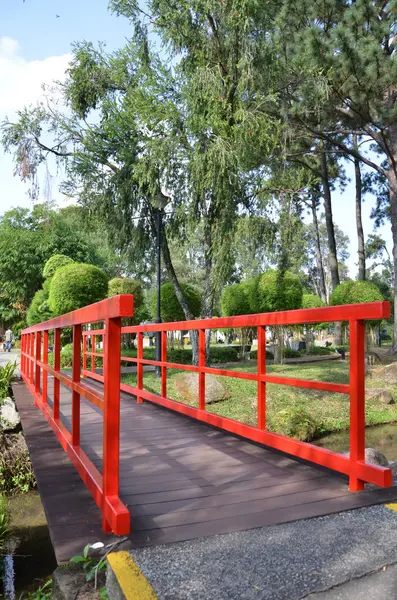 Červený most v čínské zahradě — Stock fotografie