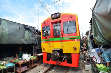 Mae Klong tren marrket, Tayland