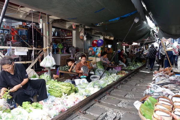 Mae Klong Market a placé tous les produits sur le chemin de fer — Photo