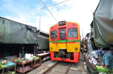 Mae Klong tren marrket, Tayland