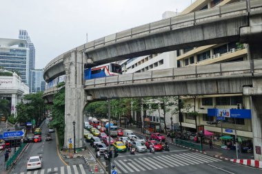 Trafik sıkışıklığı ile Bangkok Sukhumvit araçlarda
