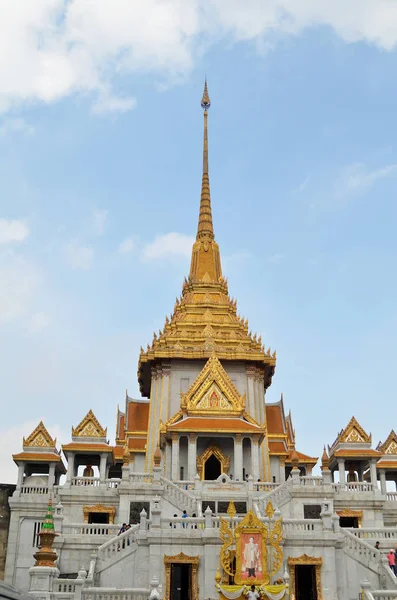 Toeristen bezoeken de Wat Traimit in Bangkok — Stockfoto