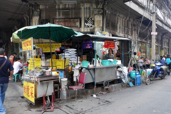 Street frood on Yaowarat road, Chinatown Bangkok — Stock Photo, Image