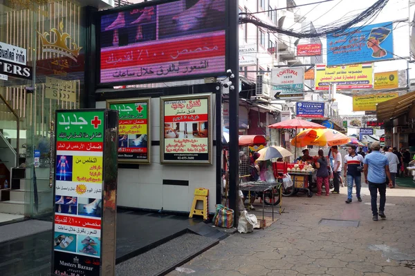 Pequeña calle a lo largo de Sukhumvit carretera, Bangkok — Foto de Stock
