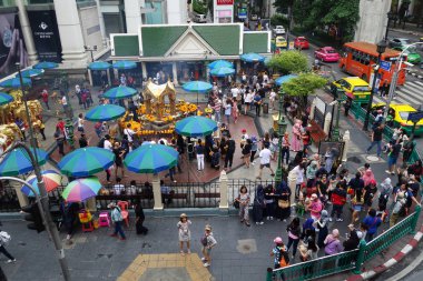 Turist Erawan tapınak Bangkok ziyaret