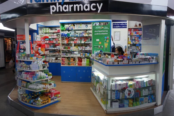 Estande de farmácia no supermercado — Fotografia de Stock