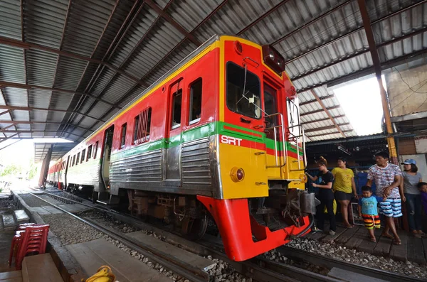 Arrêt du train de locomotive diesel à Mae Klong — Photo