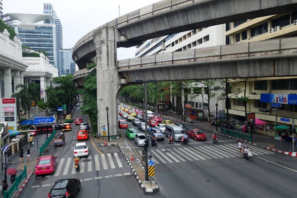 Trafikstockning med bilar på Sukhumvit i Bangkok — Stockfoto