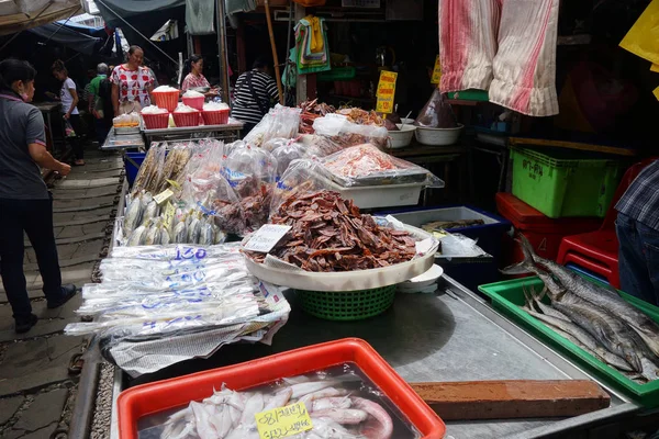 Mae Klong Market tüm ürün demiryolu üzerinde yerleştirilir. — Stok fotoğraf