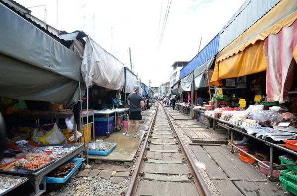 Mae Klong trein marrket, Thailand — Stockfoto