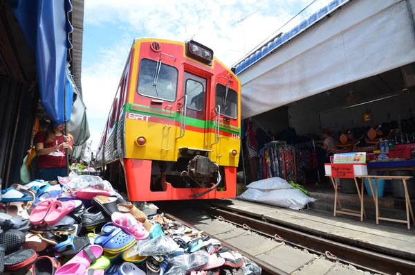 Mae Klong mercado de trenes, Tailandia — Foto de Stock