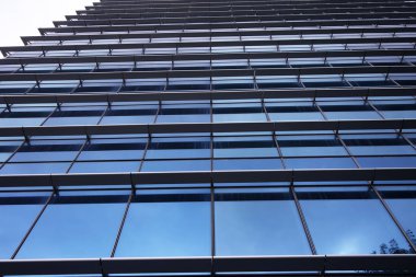 Kare desen ve mavi gökyüzü