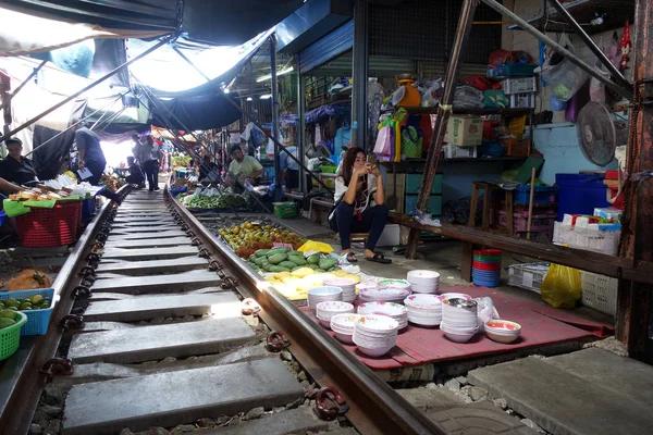 Mercado de Mae Klong colocó todo el producto en el ferrocarril — Foto de Stock