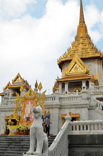 Toeristen bezoeken de Wat Traimit in Bangkok — Stockfoto