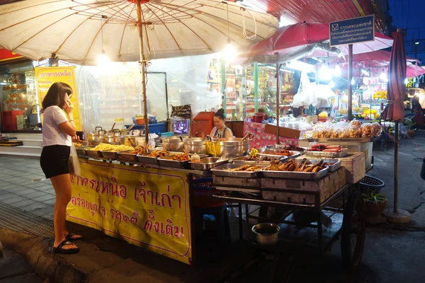 Puesto de comida en la calle en Bangkok — Foto de Stock